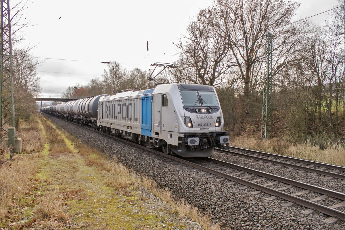 187 308-2 ist am 23.2021 mit einem Kesselzug bei Kerzell unterwegs.