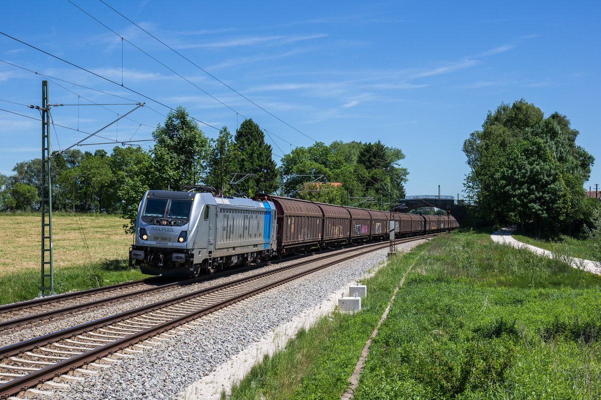 187 308 fährt mit dem Boschzug bei Übersee in Richtung München, aufgenommen am 11. Juni 2017.