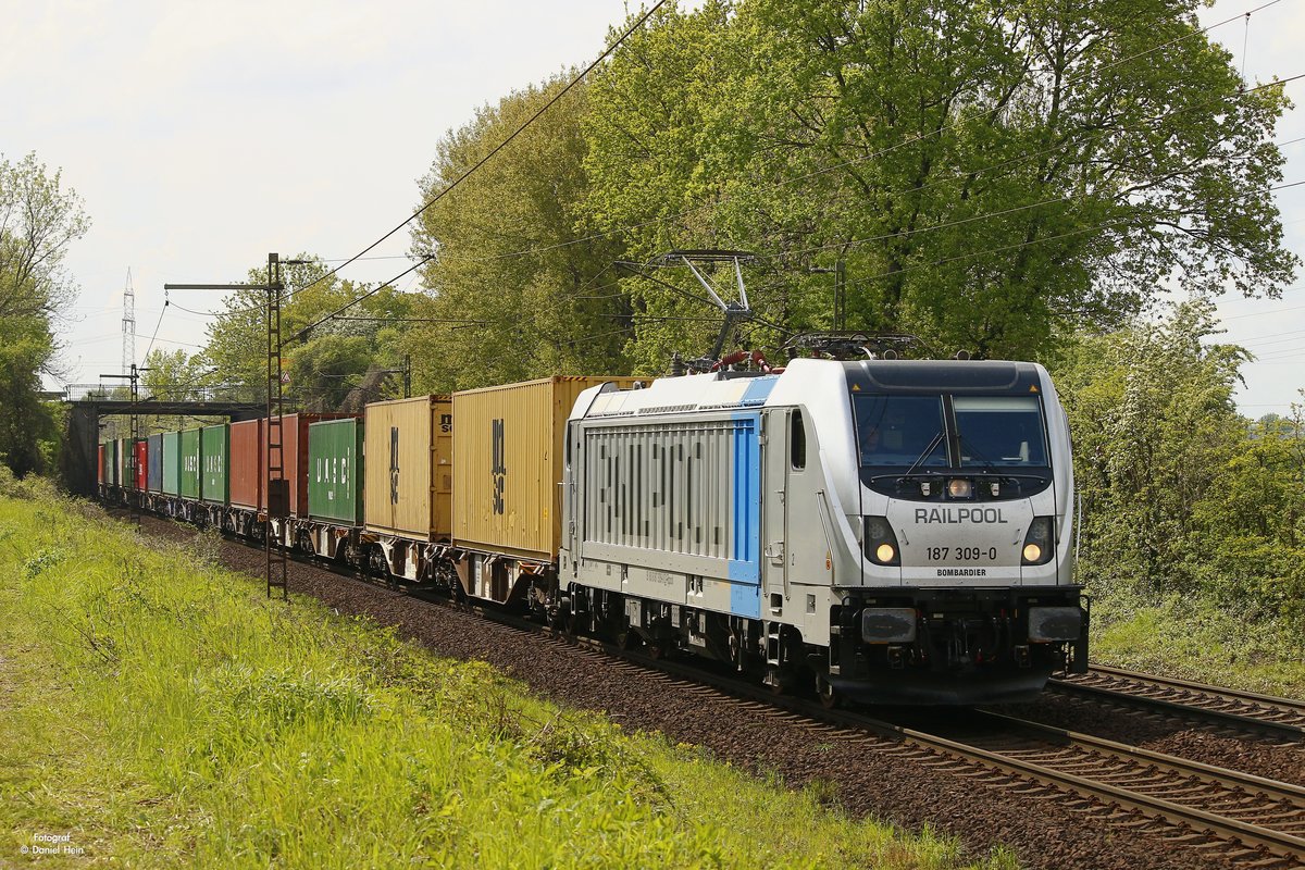 187 309-0 Railpool mit Containerzug in Ahlten, Mai 2017.