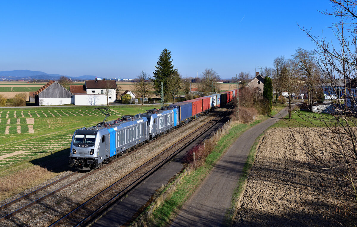 187 311 + 187 305 mit einem Containerzug am 23.03.2022 bei Stephansposching.