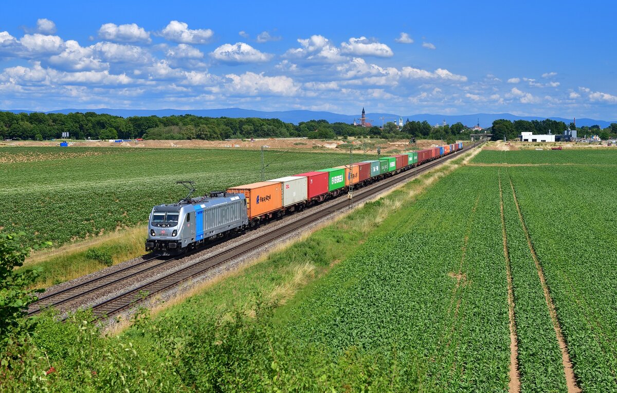 187 311 mit einem Containerzug am 06.07.2023 bei Straubing.