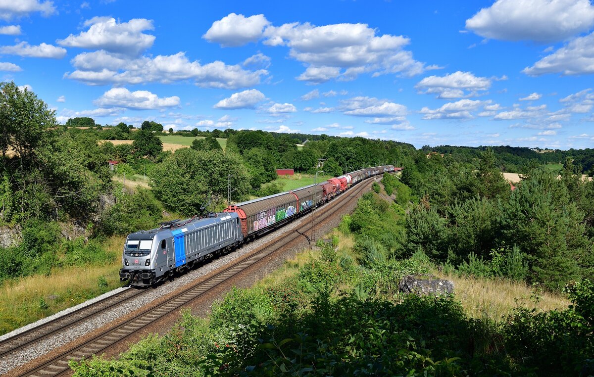 187 311 mit einem Güterzug am 12.07.2022 bei Laaber.