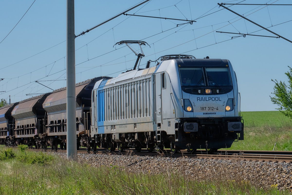 187 312-4 mit Kohlezug auf der Hauptstrecke Berlin - Stralsund nördlich von Oranienburg.