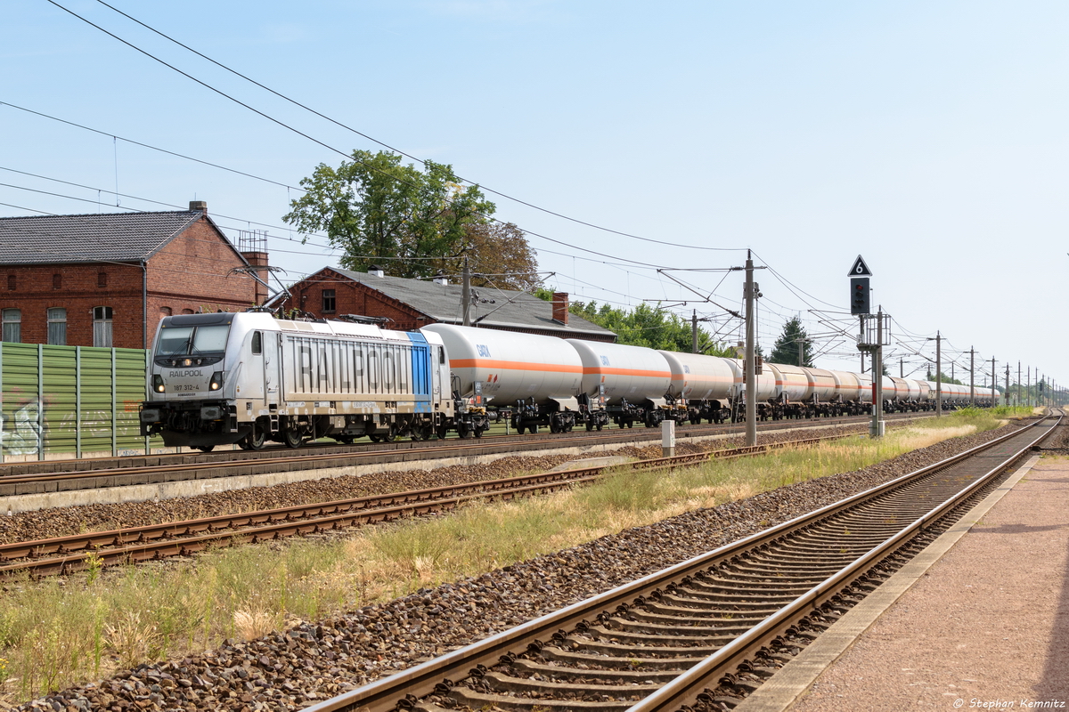 187 312-4 Railpool GmbH für LTE Logistik- and Transport- GmbH mit einem Kesselzug  Kohlenwasserstoffgas, Gemische, verflüssigt, N.A.G. (Gemisch A, A 01, A 02, A 0, A 1, B 1, B 2, B oder C)  in Großwudicke und fuhr weiter in Richtung Stendal. 04.08.2018