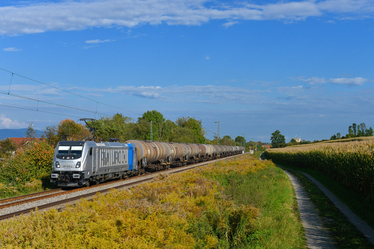 187 312 mit einem Kesselzug am 26.09.2017 bei Langenisarhofen. 