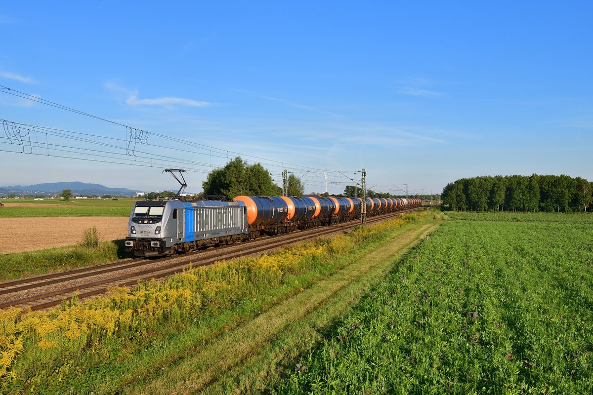 187 312 mit einem Kesselzug am 10.09.2019 bei Stephansposching. 