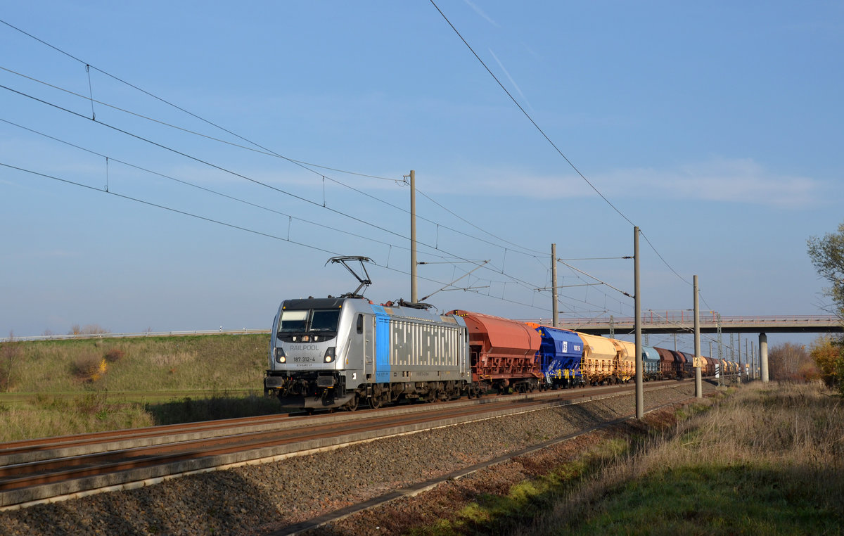 187 312 der Railppol führte am 24.11.19 einen Schwenkdachwagenzug aus Wittenberg-Piesteritz kommend mit Ziel Regensburg für Raildox durch Brehna Richtung Halle(S).