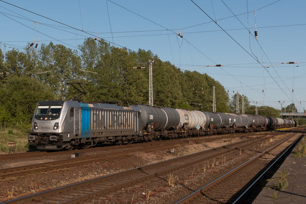 187 313-2 erreicht mit einem Ganzzug Kesselwagen den Rangierbahnhof Rostock-Seehafen. Fotografiert am 29.05.2019 in Höhe des ehemaligen Haltepunktes Dierkow. 