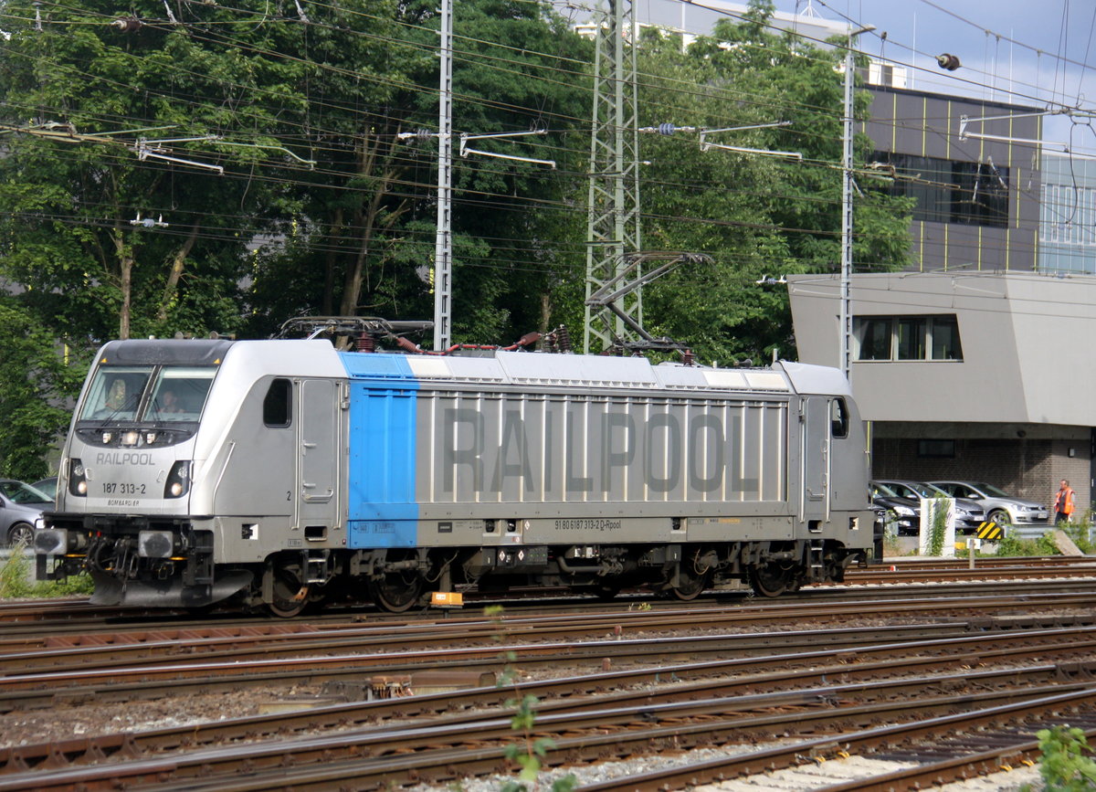 187 313-2 von Railpool rangiert in Aachen-West.
Aufgenommen vom Bahnsteig in Aachen-West. 
Bei Wolken am 29.6.2017.