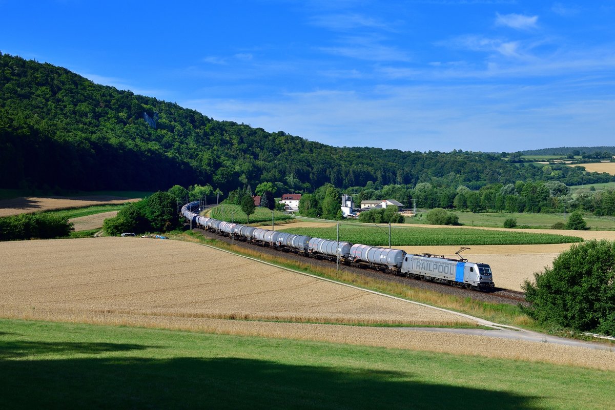 187 313 mit einem Kesselzug am 20.07.2019 bei Breitenfurt.