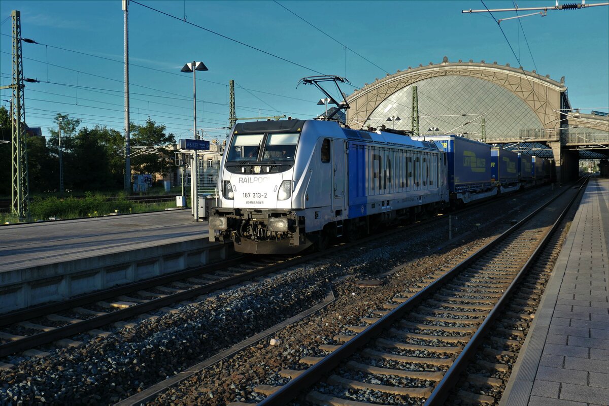 187 313 von Railpool vor CargoBeamer-Zug in Dresden-Neustadt, fotografiert am 27.06.2022