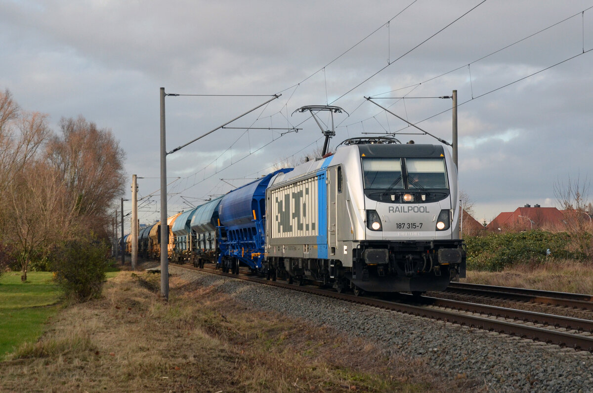 187 315 der Railpool schleppte am 05.12.21 für die raildox einen Schwenkdachwagenzug durch Greppin Richtung Bitterfeld.