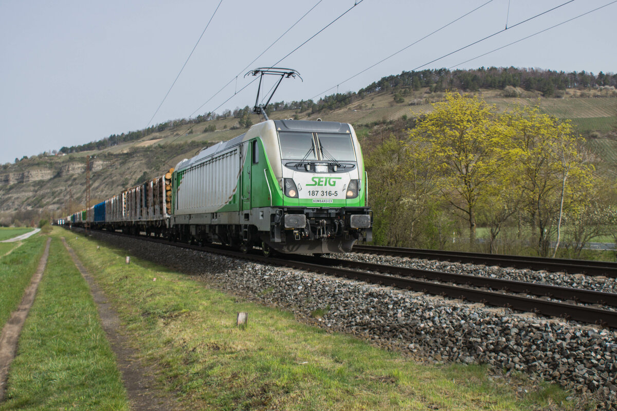 187 316-5 mit einem Holzzug bei Thüngersheim am 13.04.2022