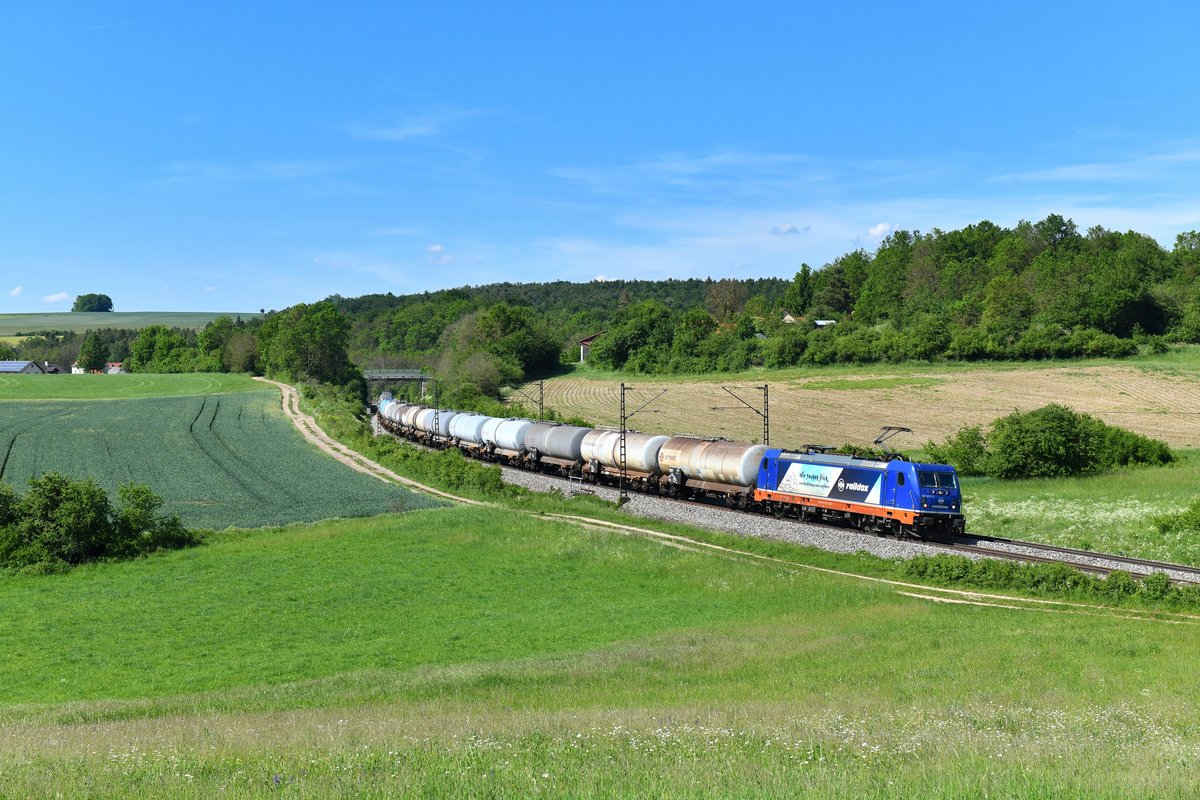 187 317 mit DGS 42985 am 02.06.2019 bei Edlhausen. 