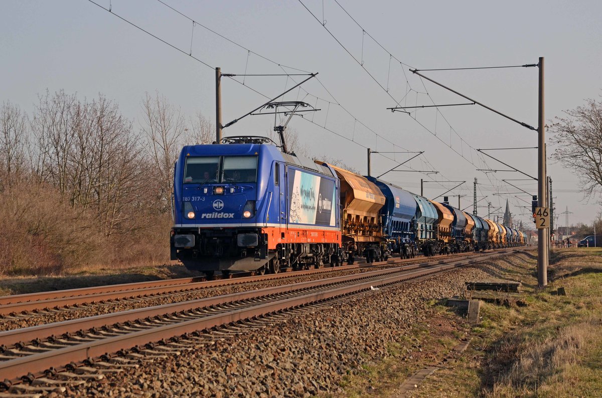 187 317 der raildox schleppte am 23.02.21 einen Schwenkdachwagenzug durch Greppin Richtung Dessau.