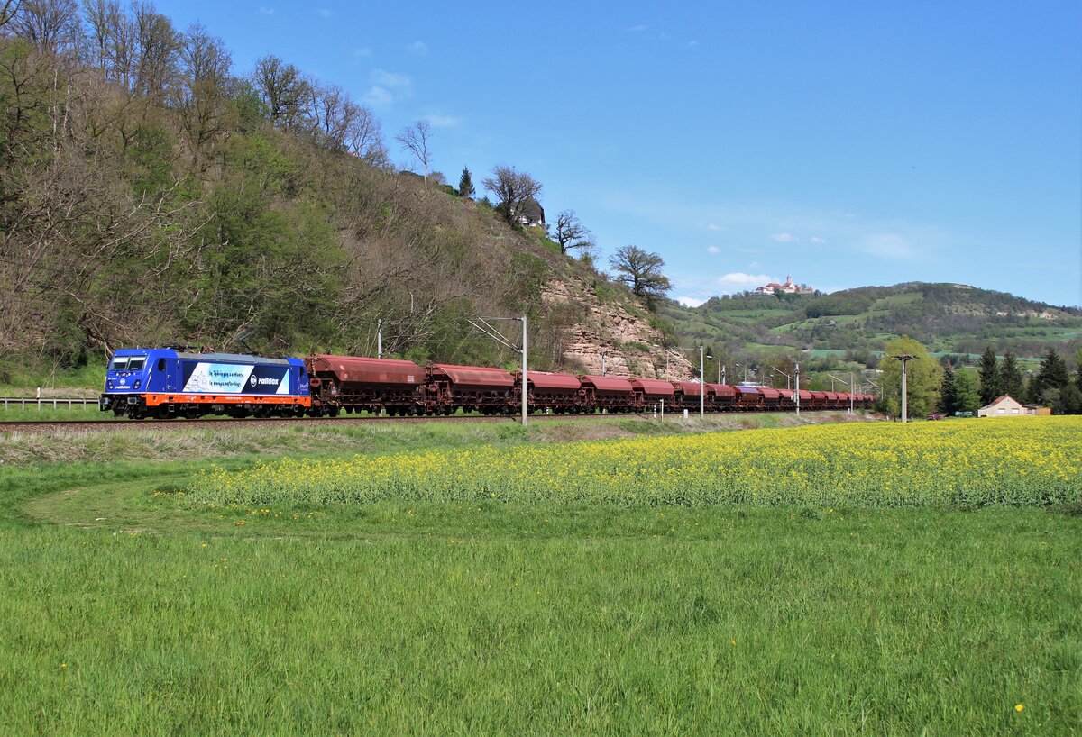 187 318 (raildox) fuhr am 10.05.21 mit einem Getreidezug durch Kahla Richtung Saalfeld. Im Hintergrund sieht man die Leuchtenburg.