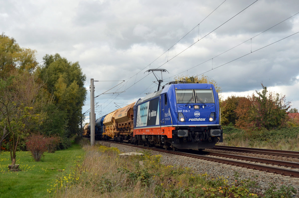 187 318 der raildox rollte mit einem Schwenkdachwagenzug durch Greppin Richtung Bitterfeld.