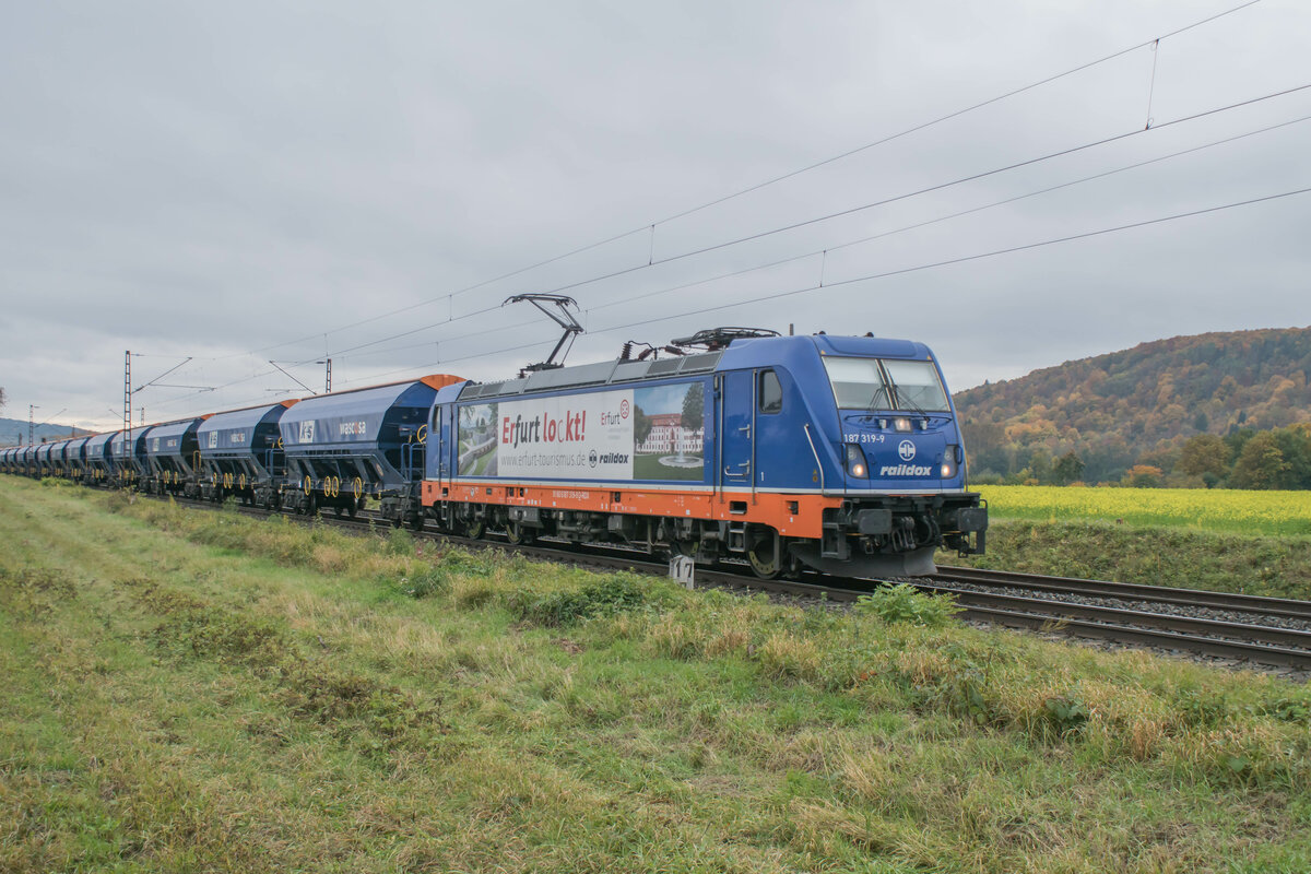 187 319-9 ist am 27.10.2021 mit einem Schüttgutzug bei Himmelstadt.