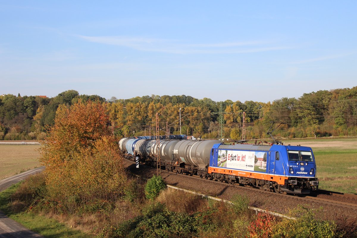 187 319  Erfurt lockt  am 14.10.2019 mit Kesselwagen bei Friedland.