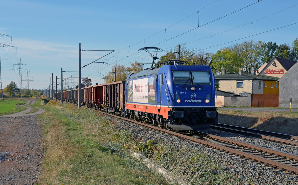 187 319 der raildox führte am 31.10.18 einen Hochbordwagenzug durch Braschwitz Richtung Köthen.