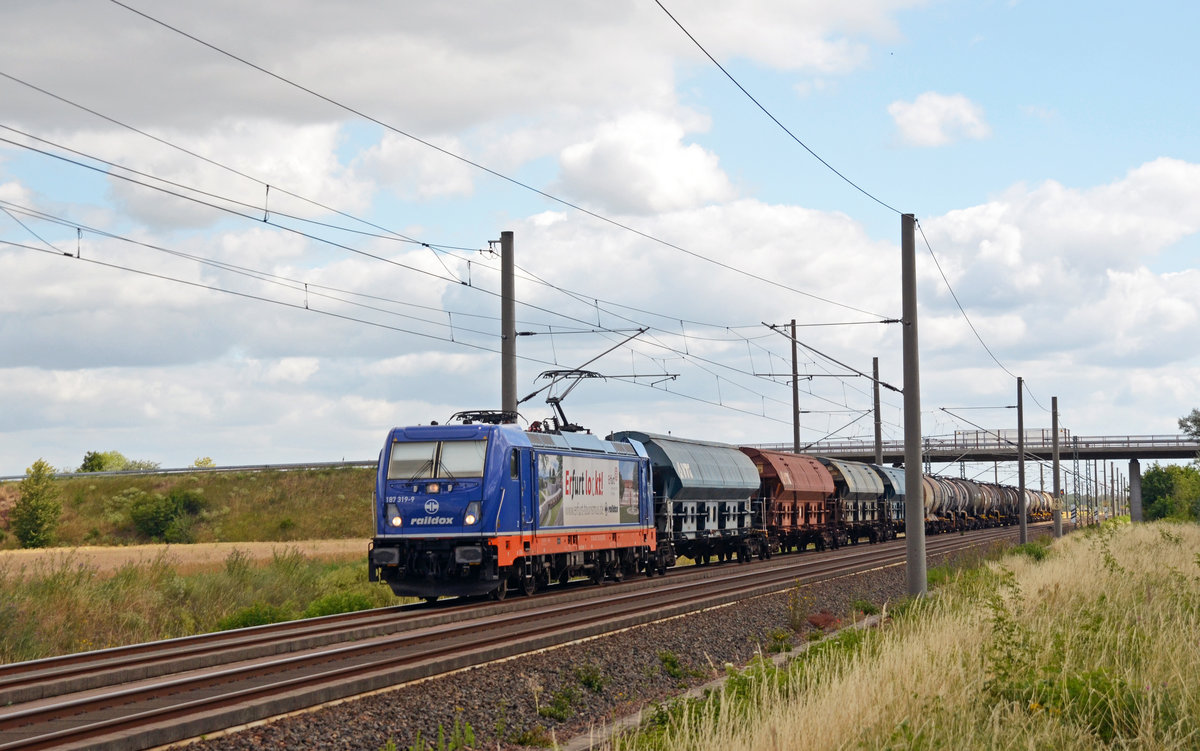 187 319 der raildox führte am 07.07.20 einen aus Schwenkdach- und Kesselwagen bestehenden Güterzug durch Brehna Richtung Halle(S).