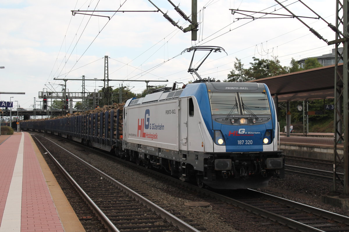 187 320 am 14.09.2018 mit einem Holzzug in Kassel-Wilhelmshöhe.