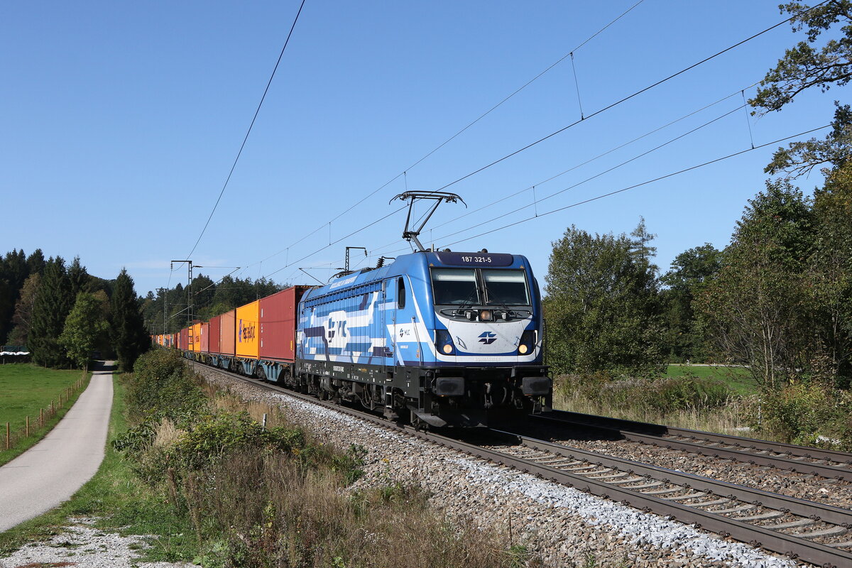 187 321 war mit einem Containerzug am 3. Oktober 202 bei Hufschlag im Chiemgau in Richtung Salzburg unterwegs.