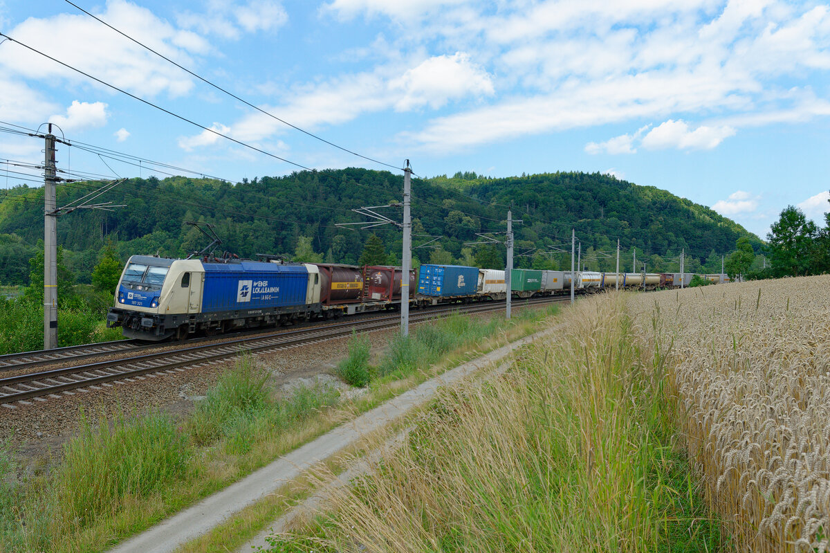 187 321 WLC mit einem Containerzug bei Wernstein Richtung Wels, 22.07.2020