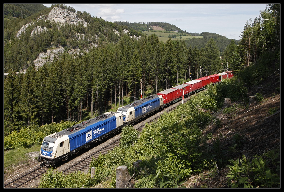 187 322 + 187 321 mit Güterzug bei Breitenstein am 12.06.2020.