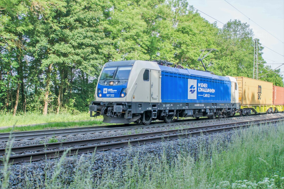 187 322-3 ist mit einen Containerzug in Richtung Würzburg unterwegs,gesehen bei Vollmerz.