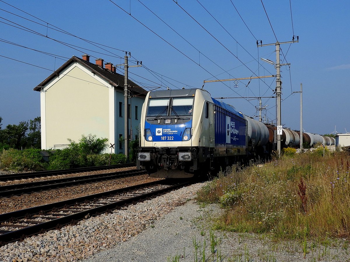 187 322-3(D-WLC) hat einen Kesselwagenzug mit Speiseölen von Bunge-Austria in Bruck/Leitha am Haken; (das Gebäude links, wird wohl auch nicht mehr lange stehen?); 200811