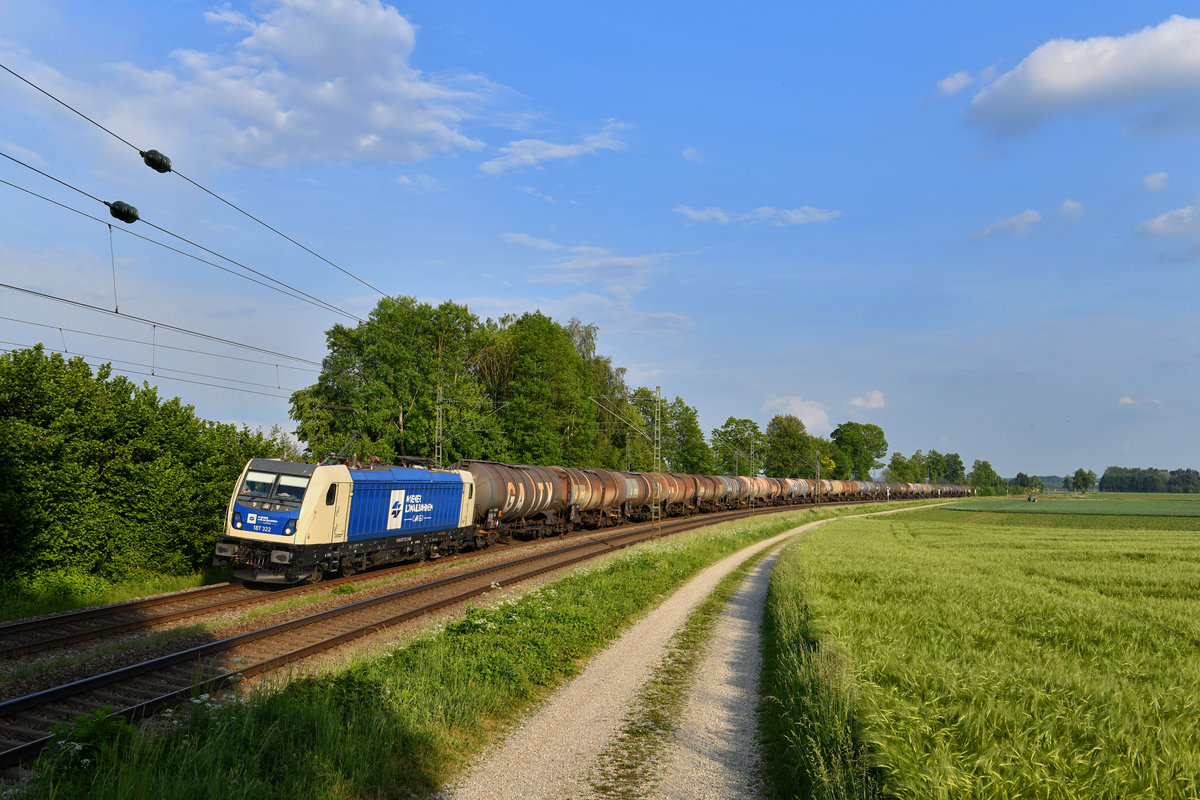 187 322 mit einem Kesselzug am 18.05.2018 bei Langenisarhofen. 