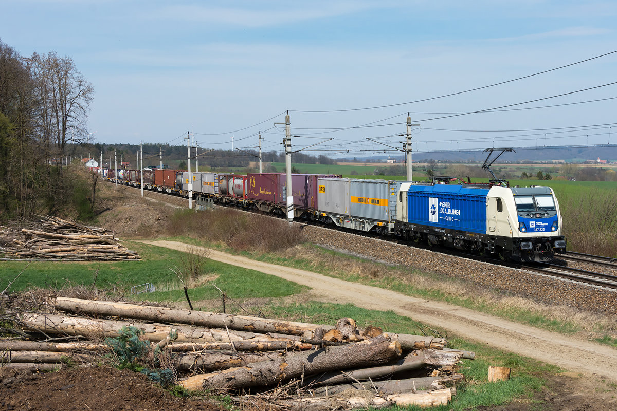 187 322 der Wiener Lokalbahnen Cargo war am 10.04.2021 zwischen Pottenbrunn und Böheimkirchen auf der alten Westbahn in Richtung Wien unterwegs. Die Aufname an bekannter Fotostelle entstand am 10.04.2021.