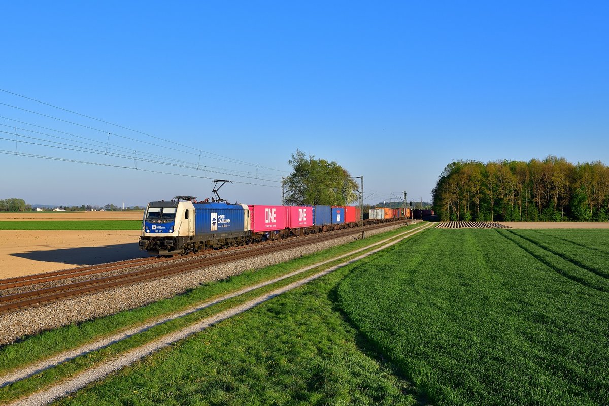 187 323 mit einem Containerzug am 21.04.2020 bei Langenisarhofen.