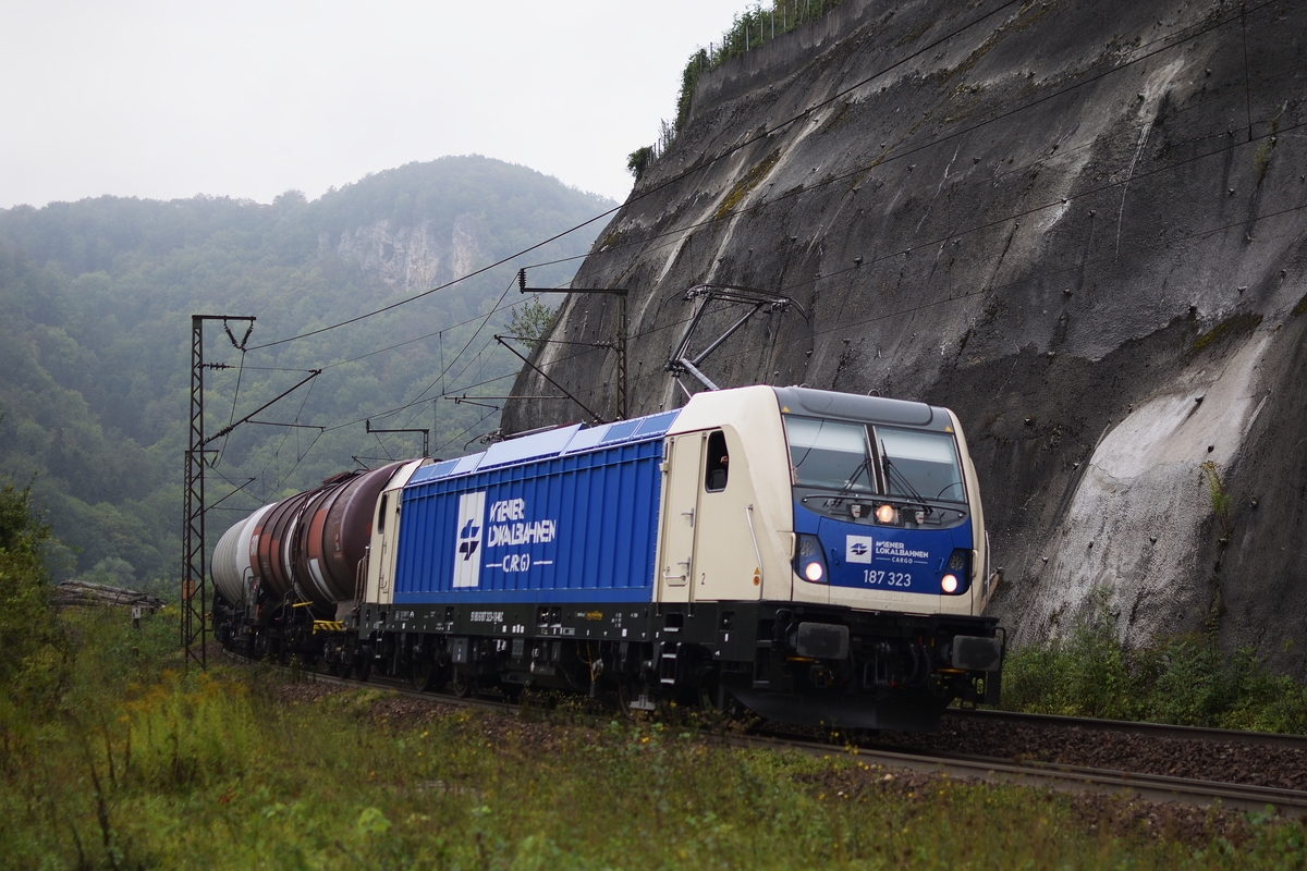 187 323 der WLC erklimmt am 4. September 2018 ohne Unterstützung die Geislinger Steige.