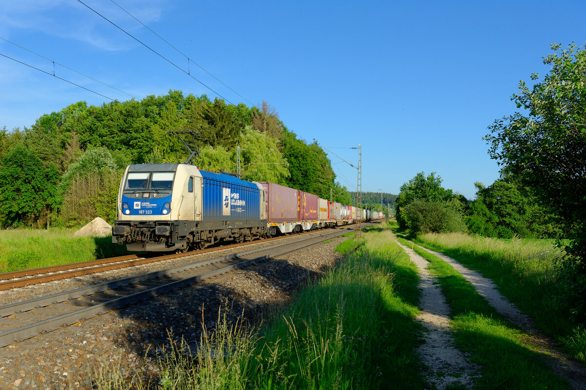 187 323 WLC mit einem Containerzug bei Postbauer-Heng Richtung Nürnberg, 18.06.2020