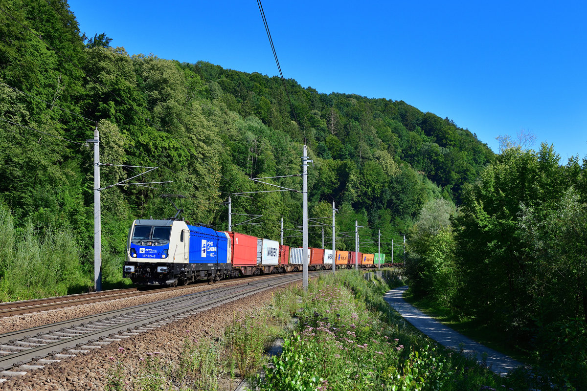 187 324 mit einem Containerzug am 30.07.2020 bei Ingling.