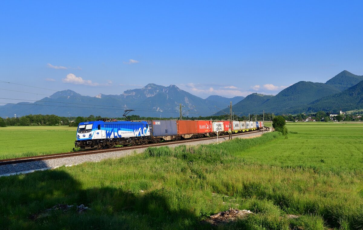 187 324 mit einem Containerzug am 17.06.2021 bei Bernau am Chiemsee. 