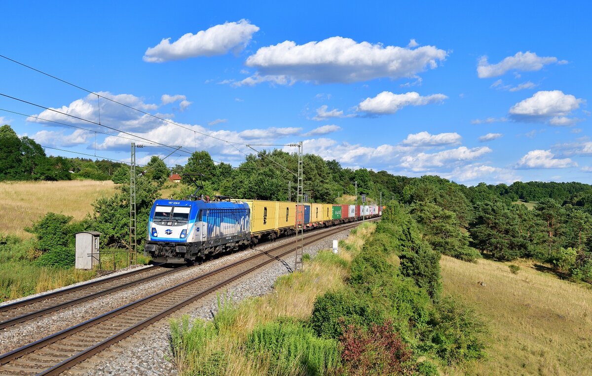 187 324 mit einem Containerzug am 12.07.2022 bei Laaber.