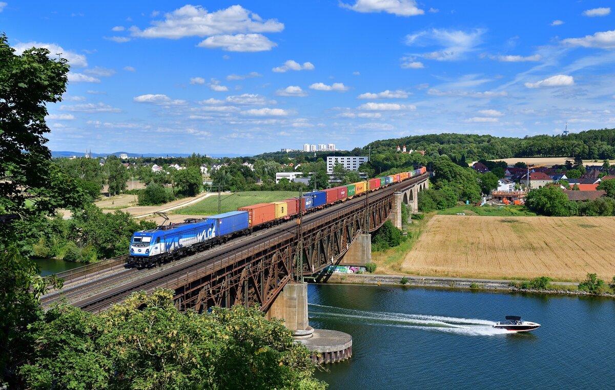 187 324 mit einem Containerzug am 16.07.2022 bei Regensburg-Prüfening.