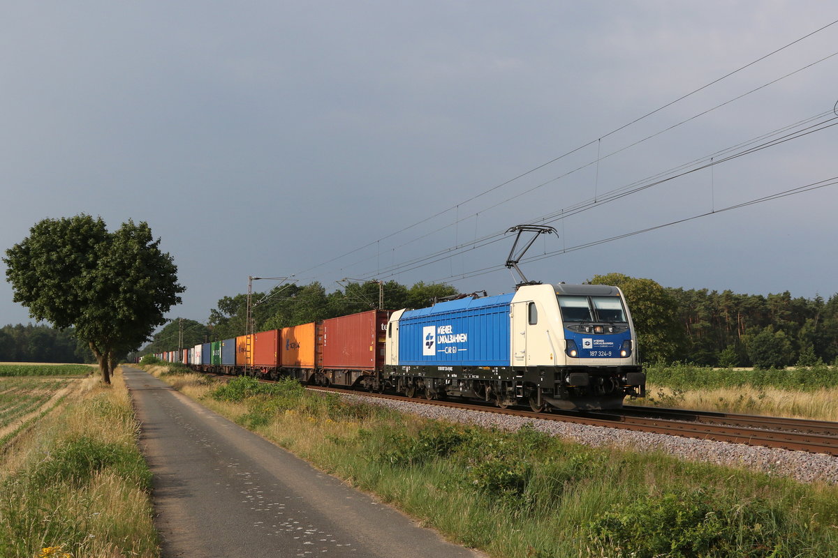 187 324 der  Wiener Lokalbahn Cargo  mit einem Containerzug am 27. Juni 2020 bei Dörverden.