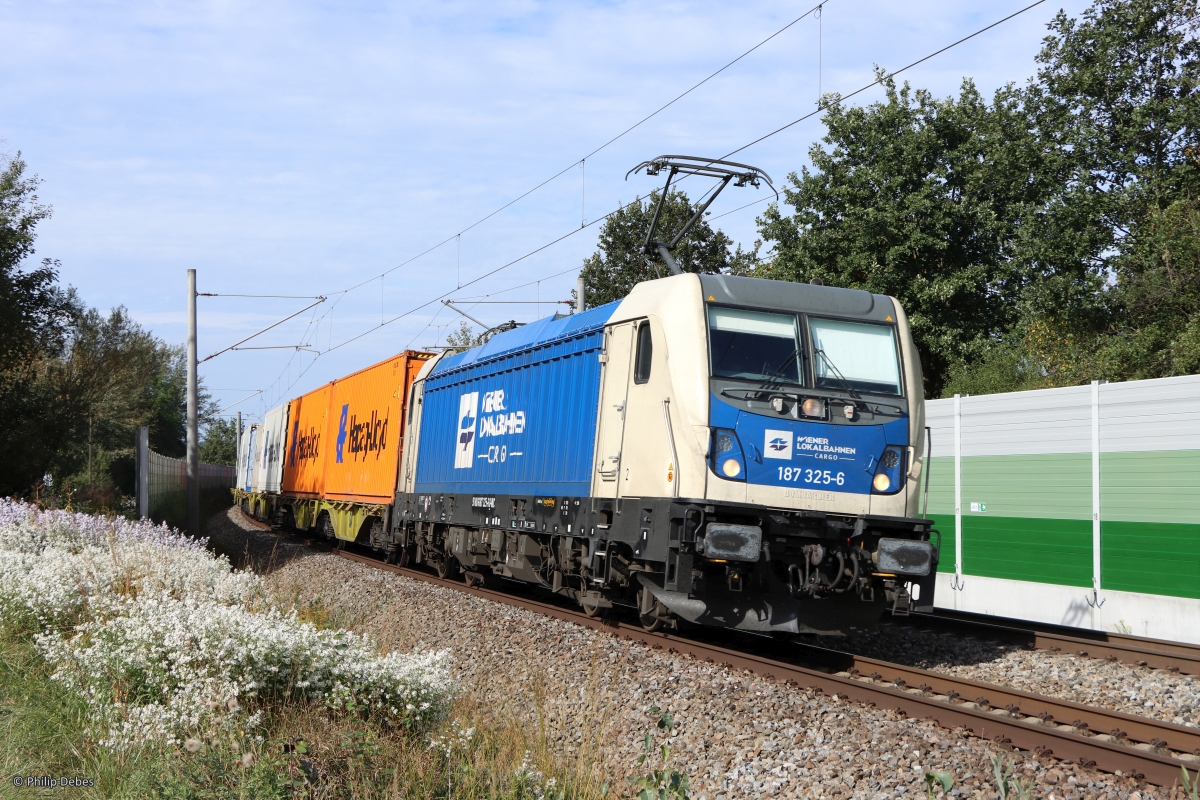 187 325-6 (Wiener Lokalbahnen Cargo) mit einem Containerzug in Ostermünchen, 12. Oktober 2023