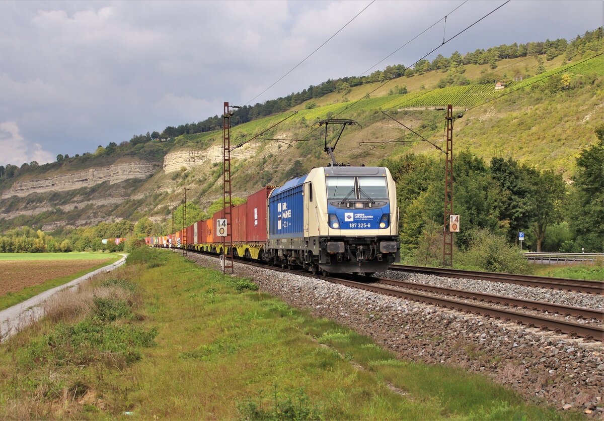 187 325-6 (WLC) fuhr am 17.09.21 mit einem Container durch Thüngersheim.