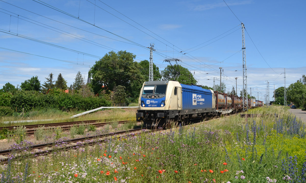 187 325 der WLC führte am 21.06.20 einen Bertschi-Containerzug durch Peißen Richtung Halle(S).