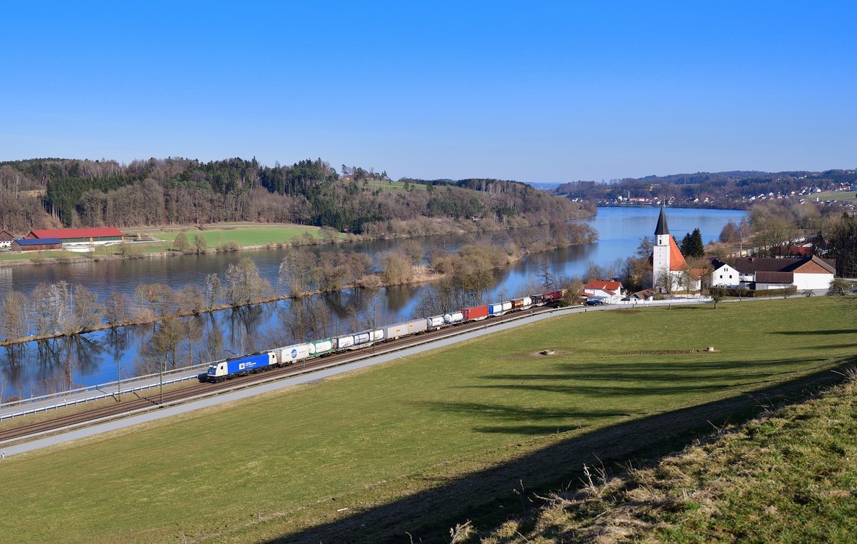 187 326 mit DGS 42958 am 07.03.2021 bei Hausbach.