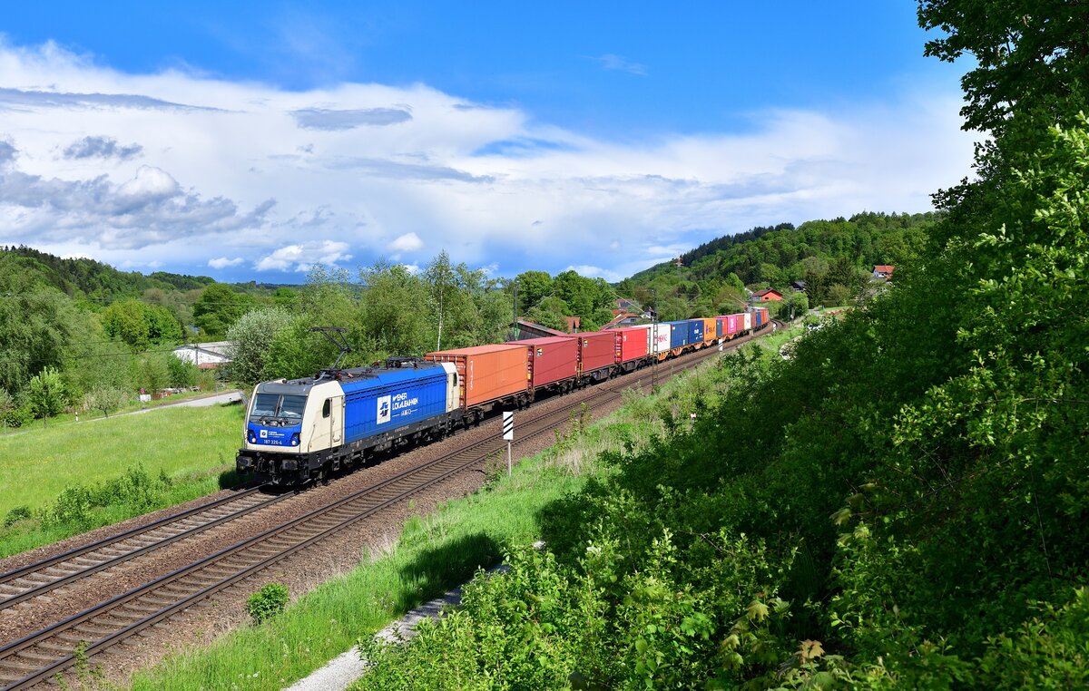 187 326 mit einem Containerzug am 17.05.2021 bei Seestetten.