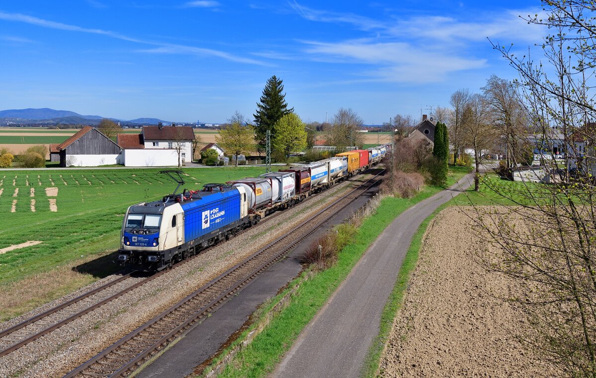 187 326 mit einem KLV am 12.04.2022 bei Stephansposching.
