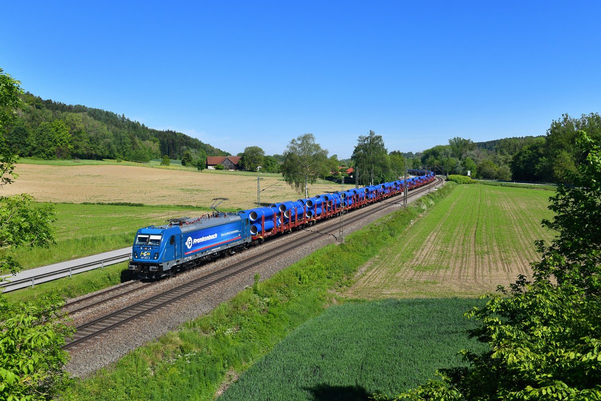 187 327 mit einem Röhrenzug am 18.05.2019 bei Einöd. 