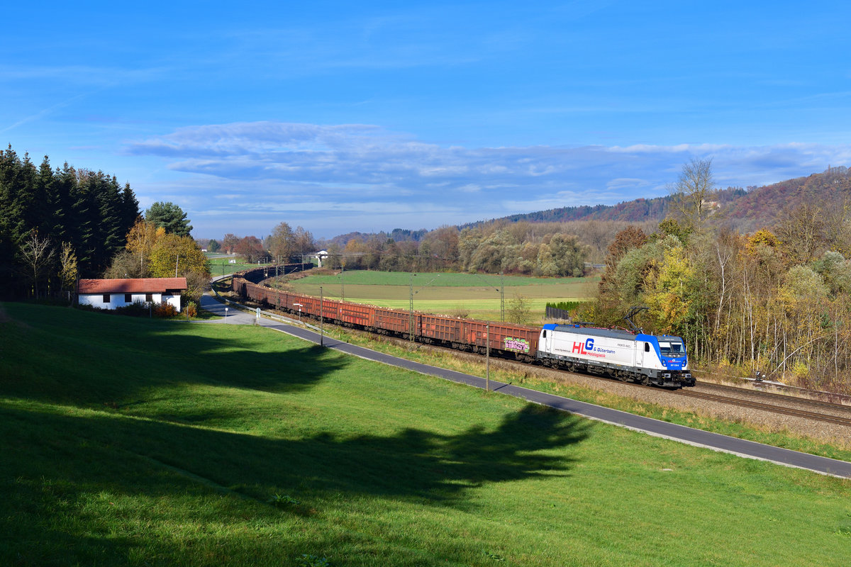 187 330 mit einem Holzzug am 14.11.2020 bei Vilshofen.