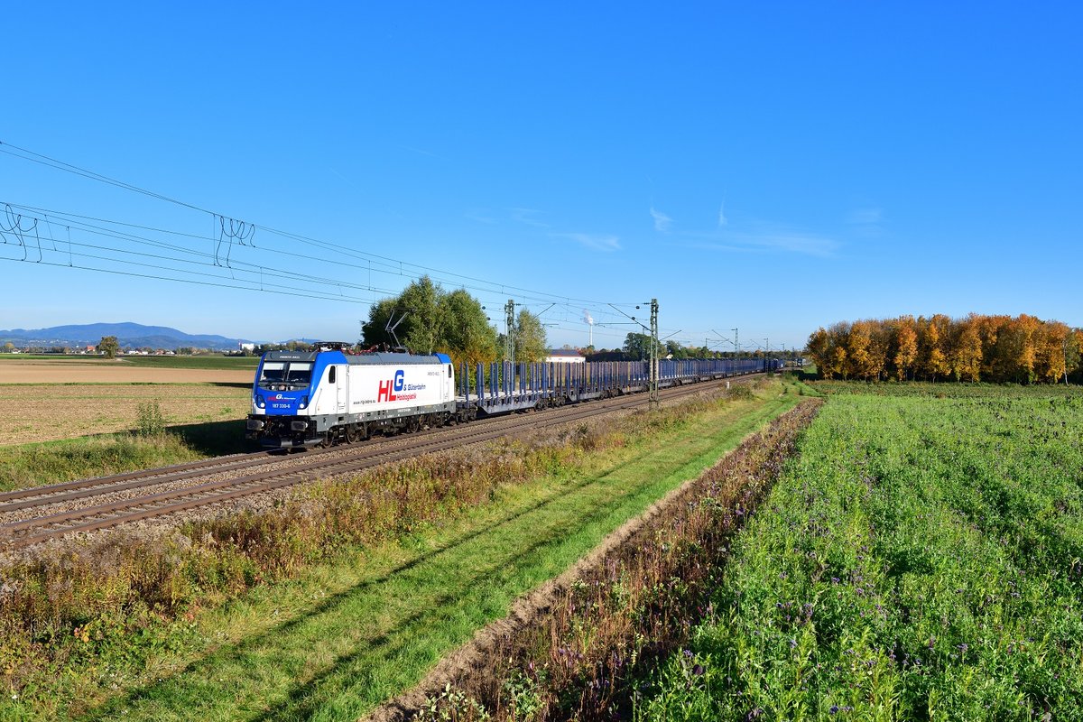 187 330 mit einem leeren Holzzug am 17.10.2019 bei Stephansposching.